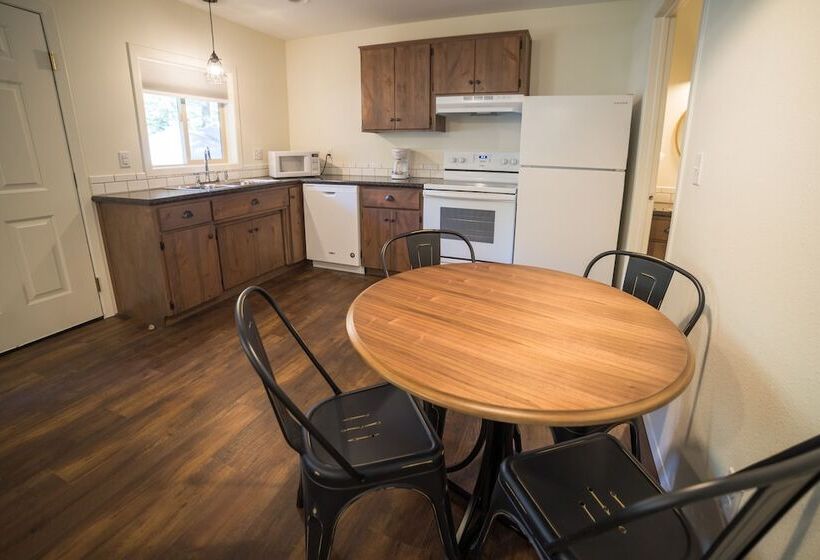 小室, Eagle Cap Chalets