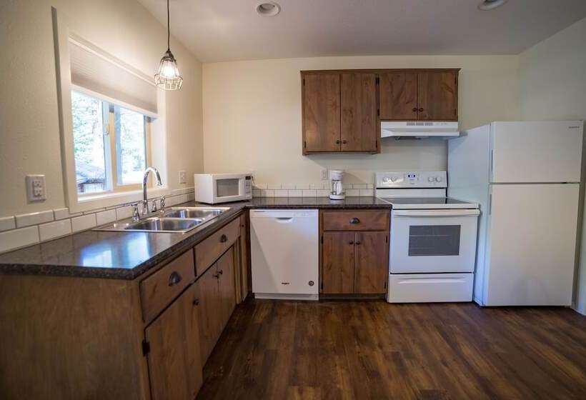 小室, Eagle Cap Chalets