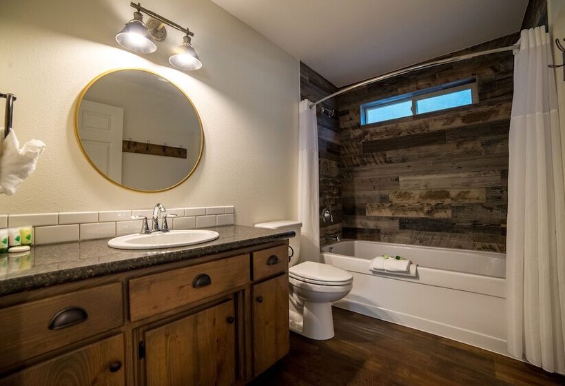 小室, Eagle Cap Chalets