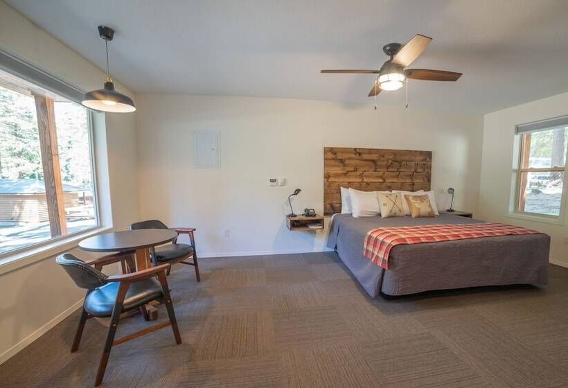 小室, Eagle Cap Chalets