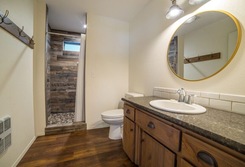 小室, Eagle Cap Chalets