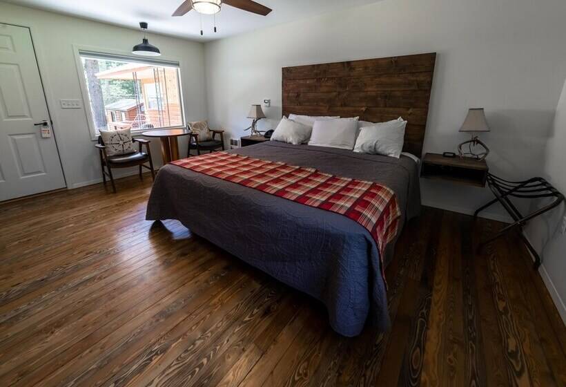 小室, Eagle Cap Chalets