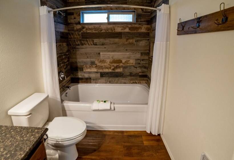 小室, Eagle Cap Chalets