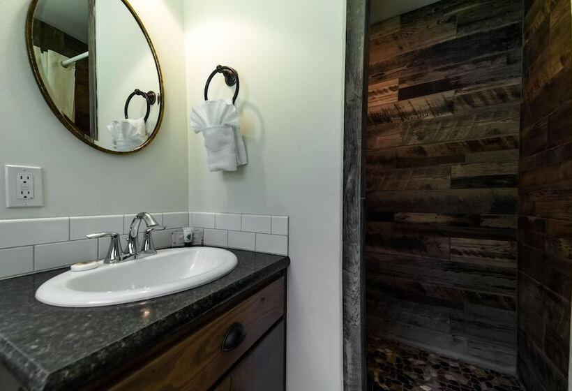 小室, Eagle Cap Chalets