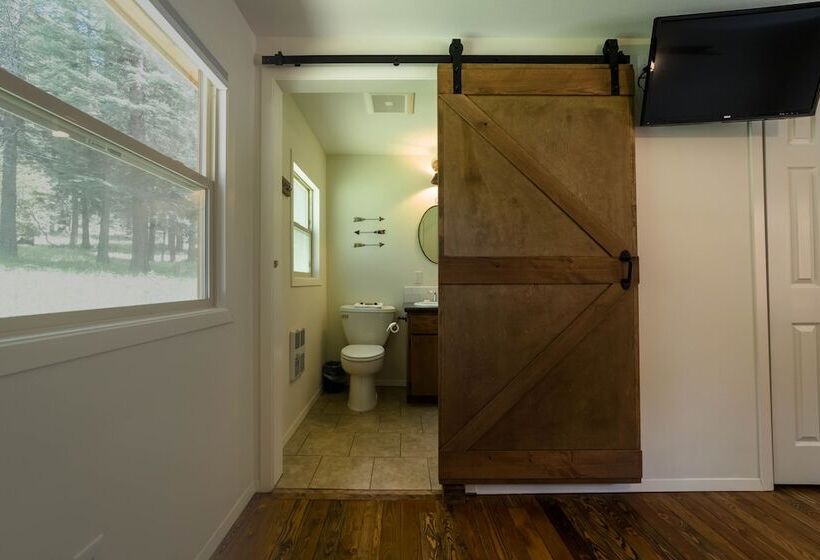 小室, Eagle Cap Chalets