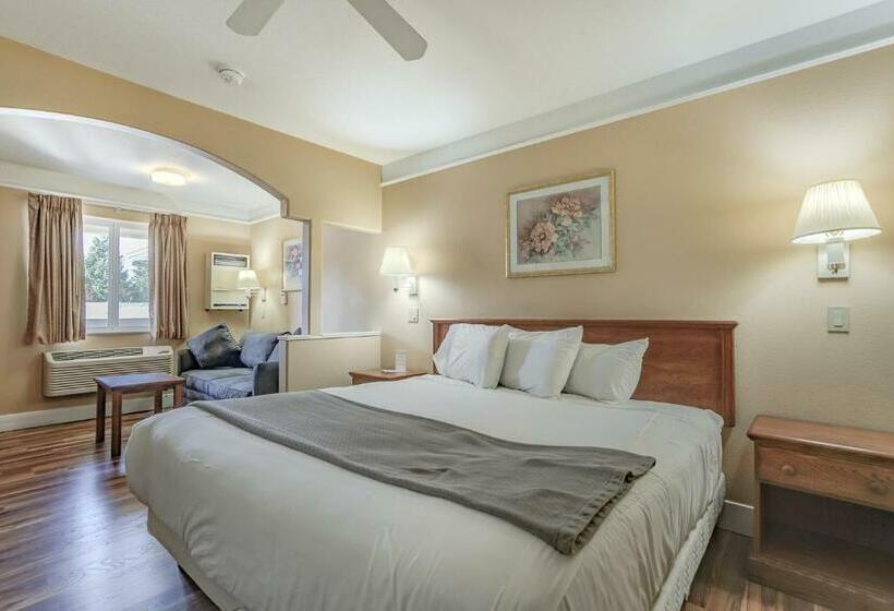 キングサイズベッドのスイートルーム, Shasta Pines Motel & Suites