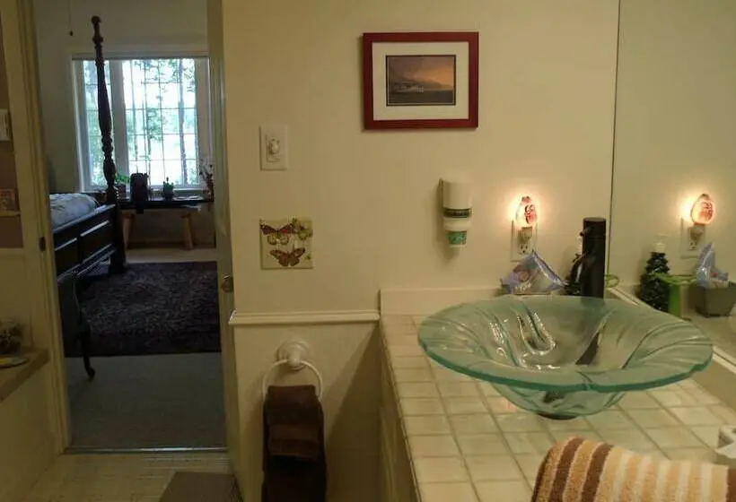 Standard Single Room Single Bed, Inn To The Woods