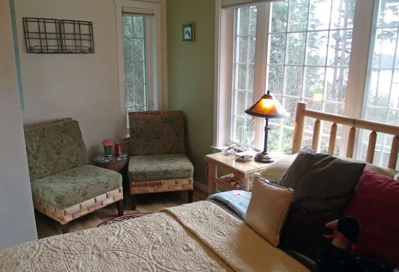 Standard Single Room Single Bed, Inn To The Woods