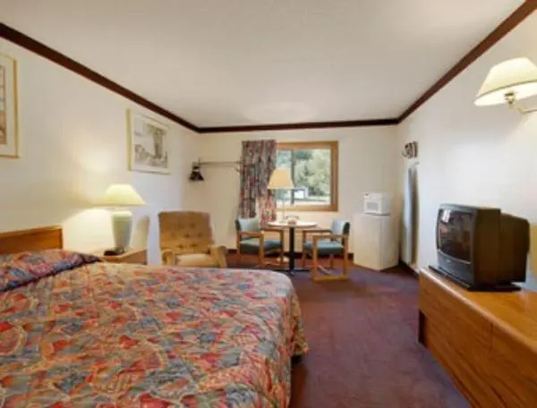 キングサイズベッドのスタンダードルーム, Becker Inn & Suites