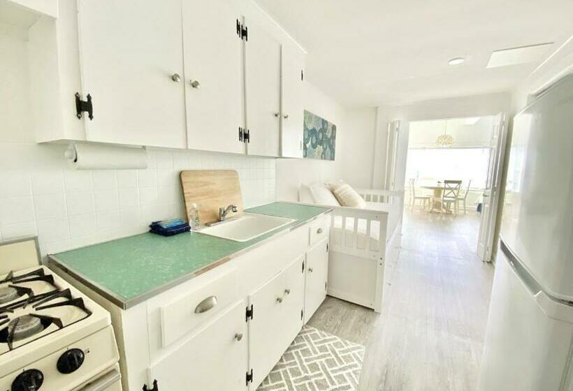 جناح ديلوكس, Windward At The Beach