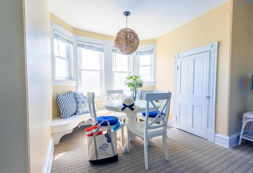 إستوديو سوبيريور, Windward At The Beach