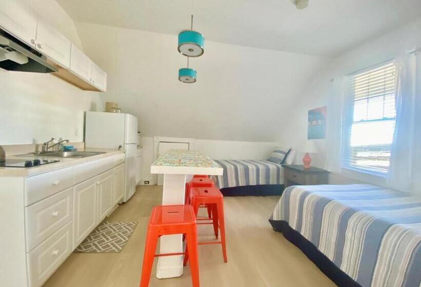 جناح ديلوكس, Windward At The Beach