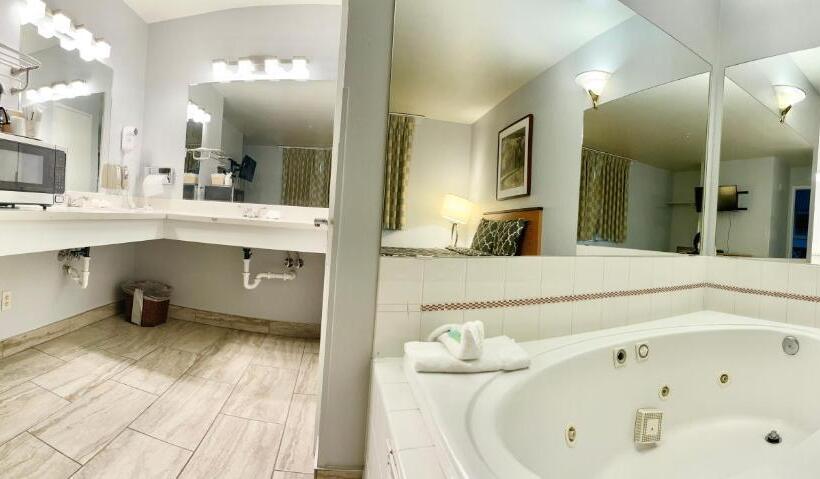 Люкс Повышенной Комфортности, Americas Inn & Suite