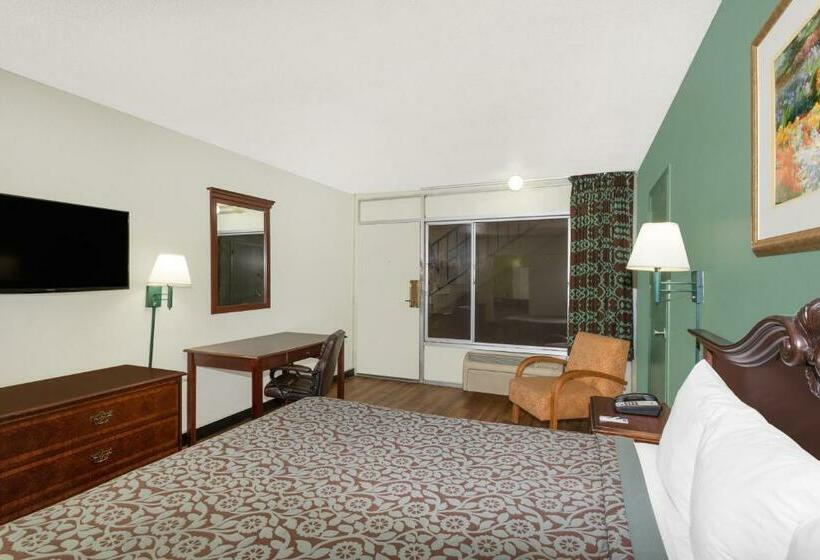 غرفة قياسية سرير كينج لذوى الإحتياجات الخاصة, Travelodge By Wyndham Fort Myers North