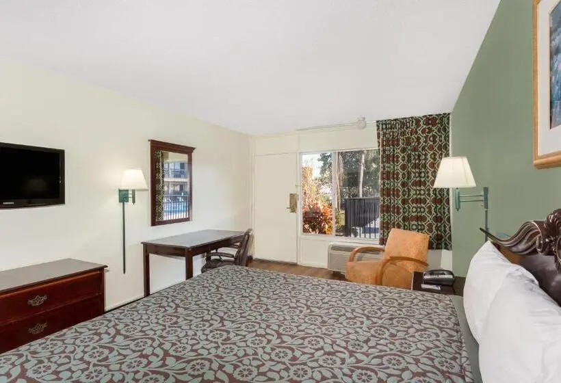 Deluxe-huone King-vuode, Travelodge By Wyndham Fort Myers North