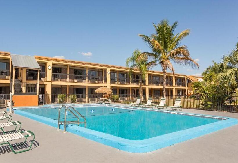 غرفة ديلوكس, Travelodge By Wyndham Fort Myers North