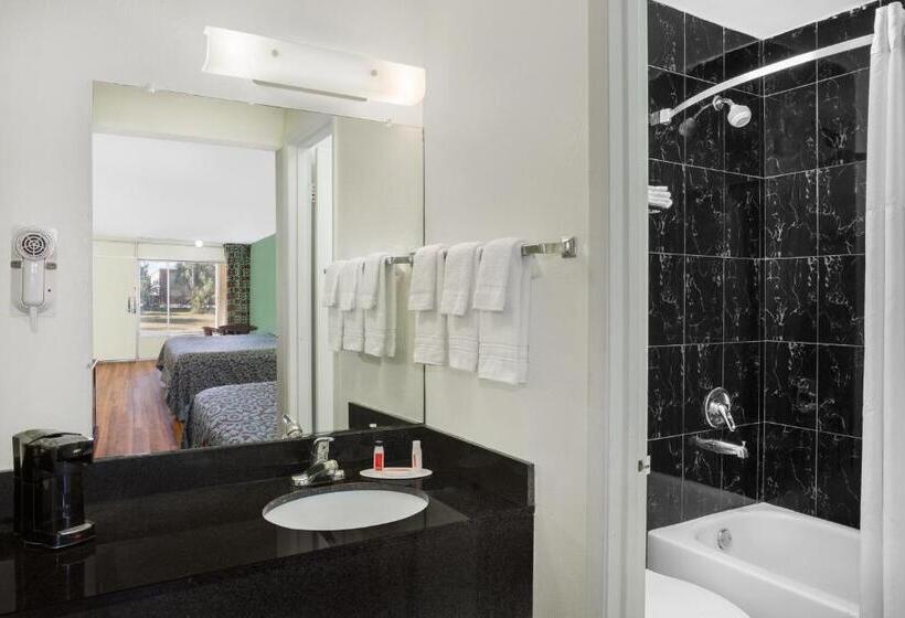 디럭스 룸, Travelodge By Wyndham Fort Myers North