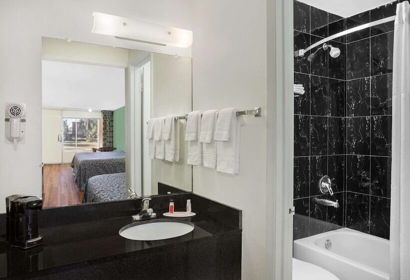 غرفه قياسيه سريرين مزدوجين, Travelodge By Wyndham Fort Myers North