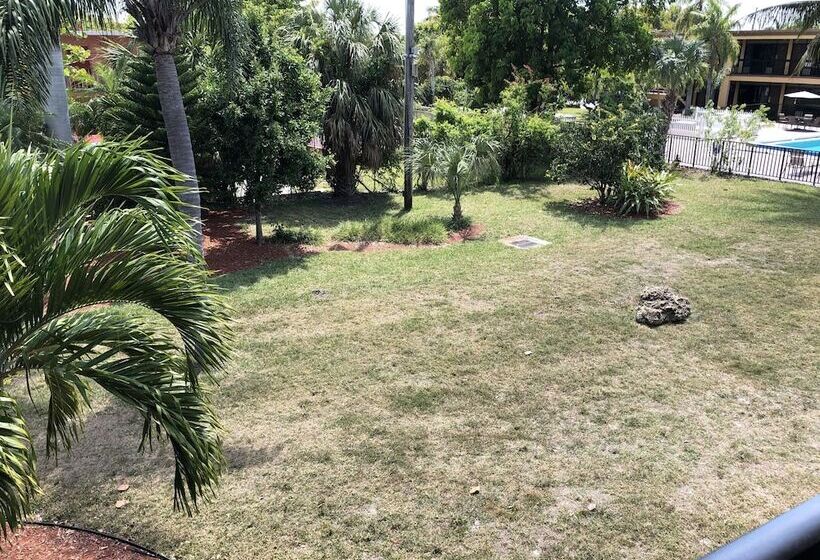 غرفه قياسيه سريرين مزدوجين, Travelodge By Wyndham Fort Myers North