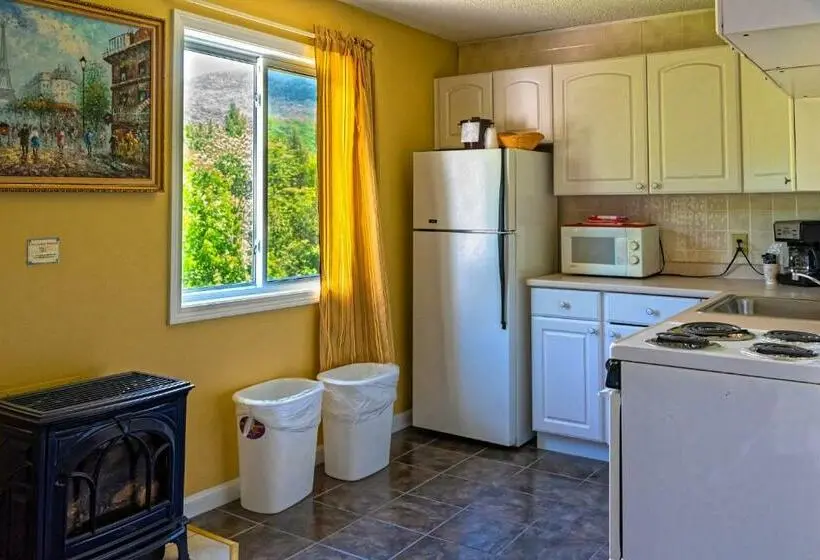2 Bedroom Suite with Balcony, Parker S Motel