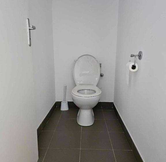 标准三人间, La Gruppio