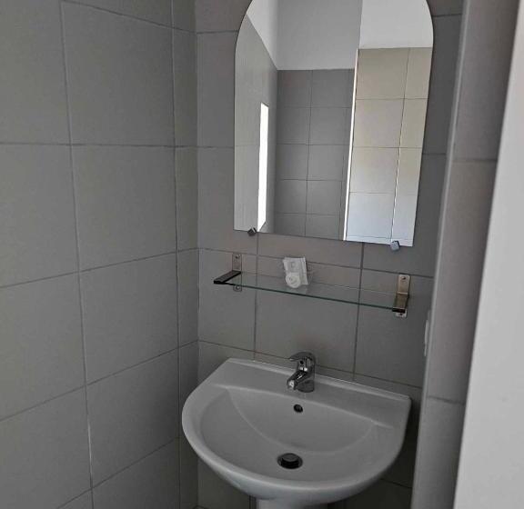 标准三人间, La Gruppio