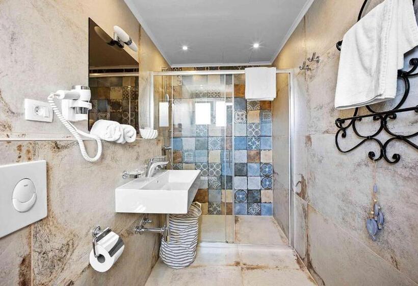 غرفة ديلوكس مطلّة علي البحر مزوَّدة بشُرفة, Boutique Guesthouse Sveti Petar, On The Beach, Heated Pool & Boat Berth   Adult Only