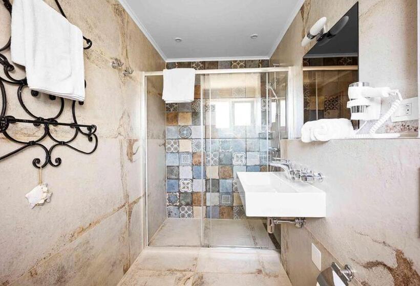 غرفة ديلوكس ثلاثية مطلة على البحر, Boutique Guesthouse Sveti Petar, On The Beach, Heated Pool & Boat Berth   Adult Only