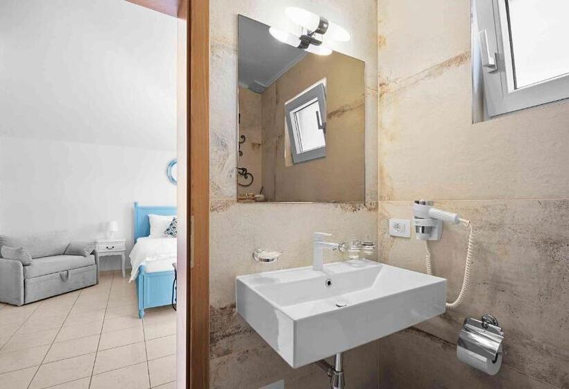 غرفة قياسية مطلّة علي البحر مزوَّدة بشُرفة, Boutique Guesthouse Sveti Petar, On The Beach, Heated Pool & Boat Berth   Adult Only