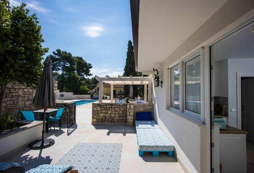 شقة غرفة واحدة مطلة على حمام السباحة, Boutique Guesthouse Sveti Petar, On The Beach, Heated Pool & Boat Berth   Adult Only