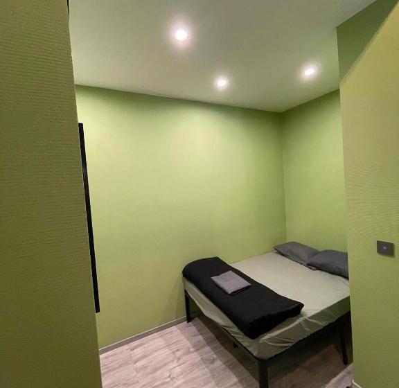 اتاق استاندارد با سرویس بهداشتی مشترک, European District Hostel