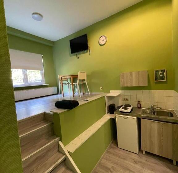 اتاق استاندارد با سرویس بهداشتی مشترک, European District Hostel