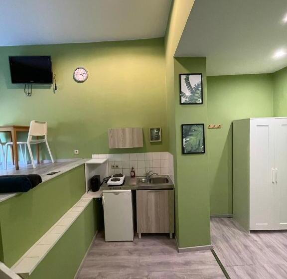 اتاق استاندارد با سرویس بهداشتی مشترک, European District Hostel