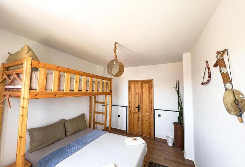 اتاق استاندارد سه تخته با چشم‌انداز استخر, Sun House Morocco