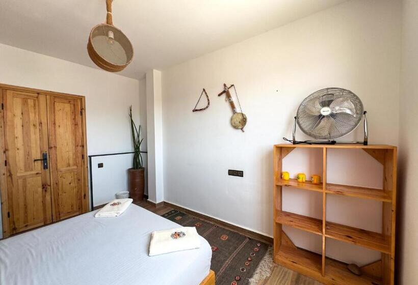 اتاق استاندارد سه تخته با چشم‌انداز استخر, Sun House Morocco