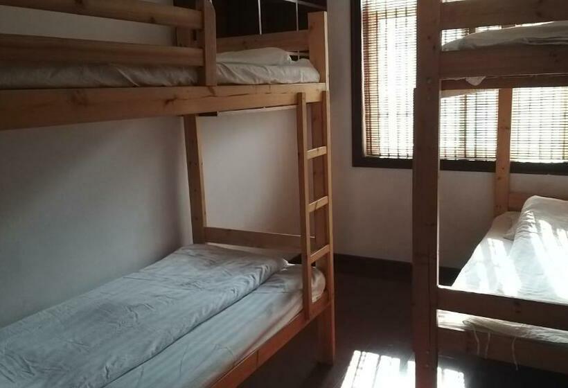 ルームシェアのワンベッド, Makerhouse Hostel