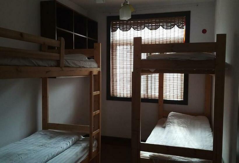 ルームシェアのワンベッド, Makerhouse Hostel