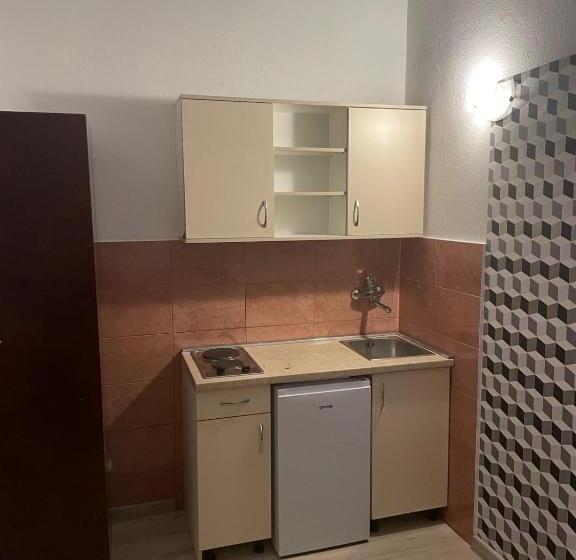 ファミリーステューディオ, Sara Budva