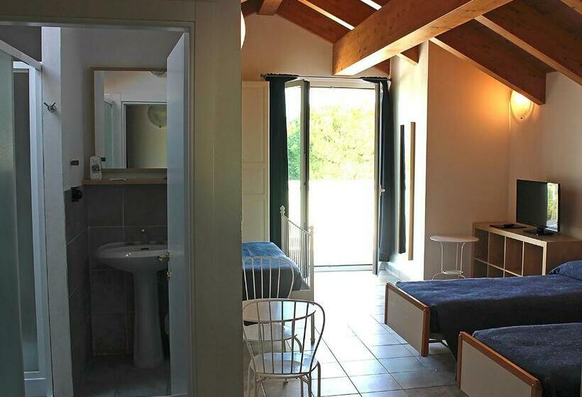 Четырехместный Номер Стандарт с Балконом, Corallo