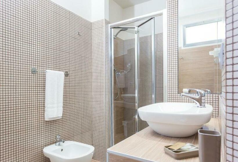 スタンダード4人部屋, Letizia