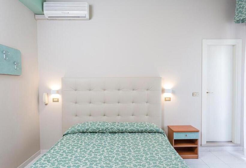 スタンダード4人部屋, Letizia