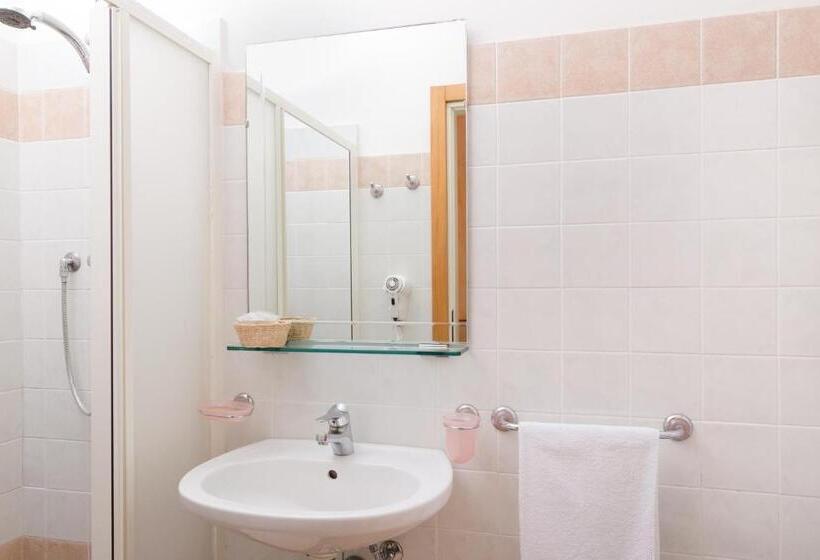 スタンダードトリプルルーム, Letizia