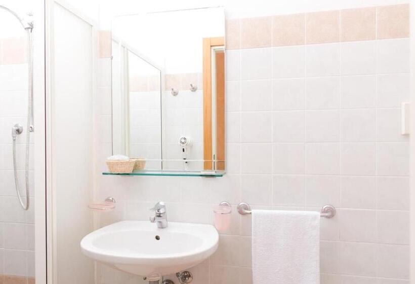 スタンダードトリプルルーム, Letizia