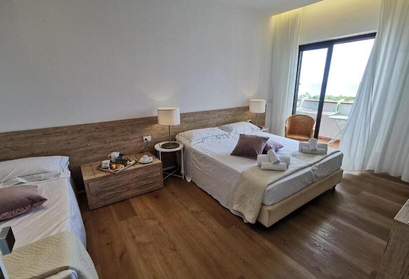 带海景的高档三人间, Onda Marina