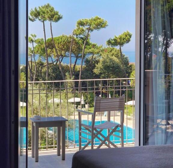 غرفة سوبيريور ثلاثية مطلّة علي البحر, Villa Elsa