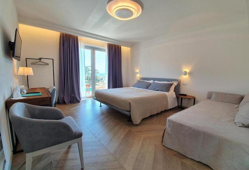 غرفة سوبيريور ثلاثية مطلّة علي البحر, Villa Elsa