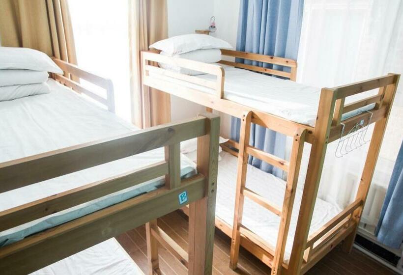 מיטה בחדר מעונות עם מקלחת משותפת, 大连天天青旅民宿