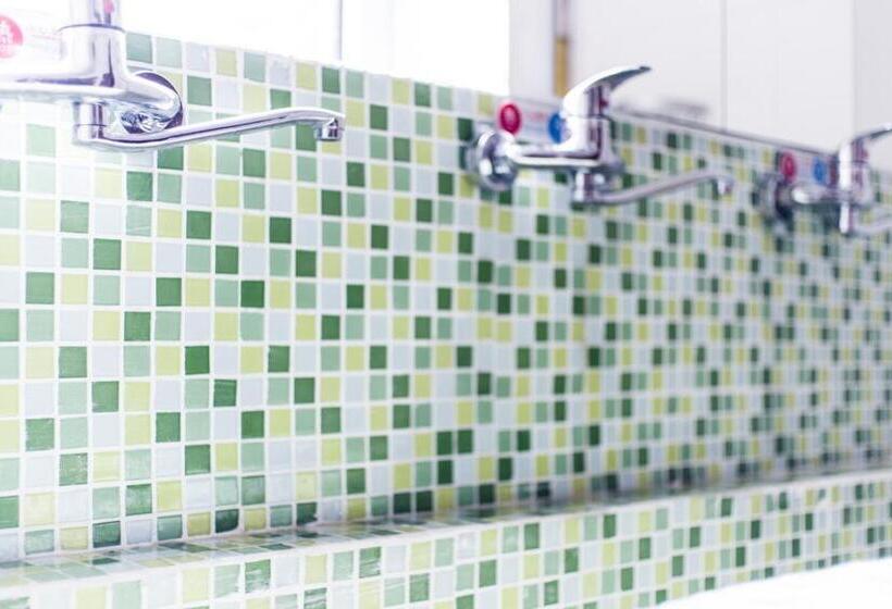 Bed in Shared Room with Shared Bathroom, 大连天天青旅民宿