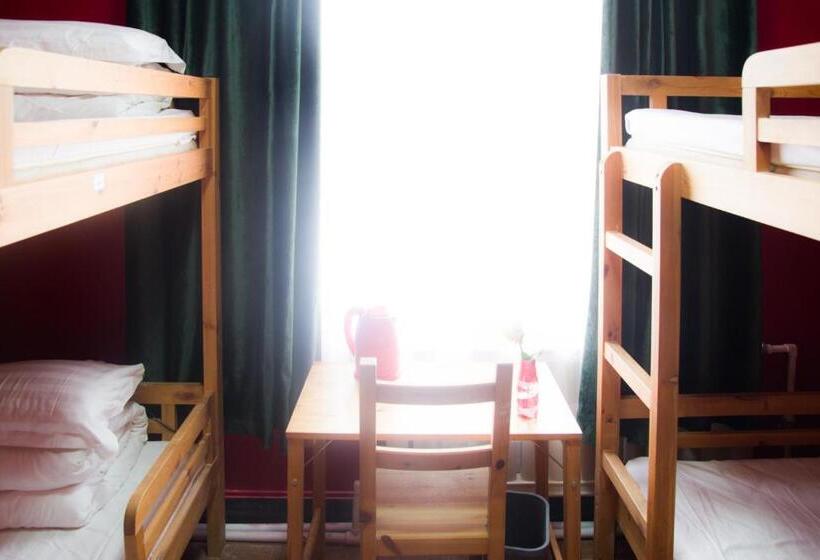 מיטה בחדר מעונות עם מקלחת משותפת, 大连天天青旅民宿