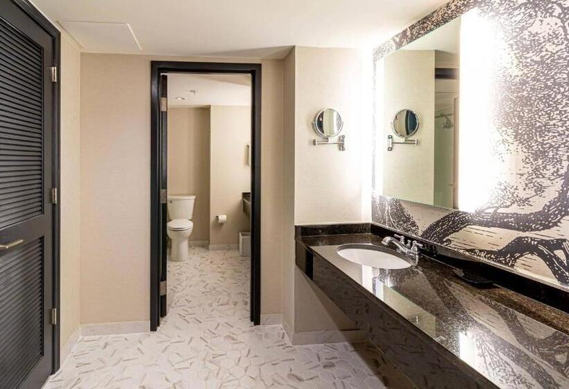 발코니가 있는 프리미엄 룸, Williamsburg Lodge, Autograph Collection